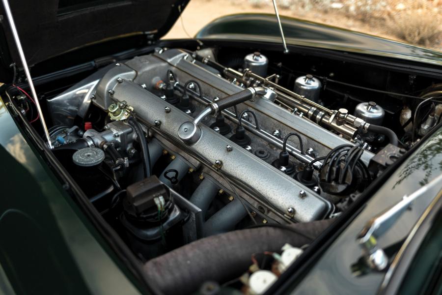 Моторный отсек Aston Martin DB6 1965 года  (фото 11 из 27)